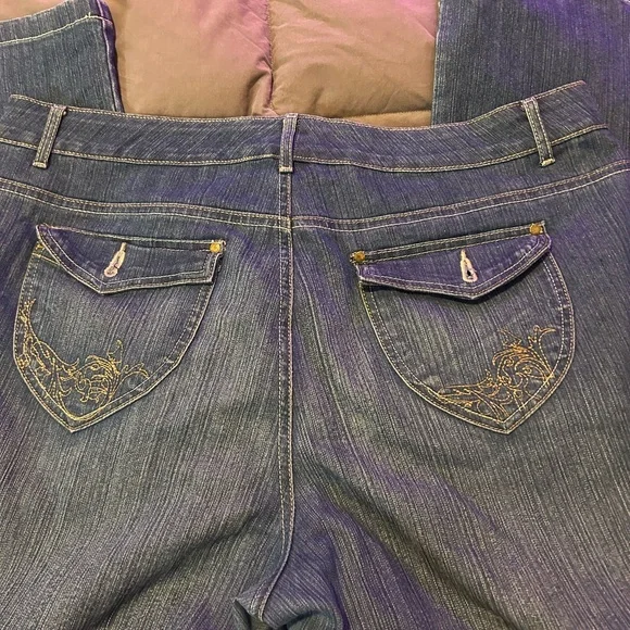 Gloria Vanderbilt Embroidered Wide Leg Jeans – Size 18 / 44” Outseam - Picture 5 of 7